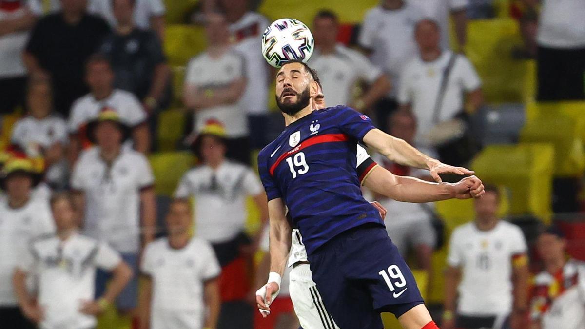 Un partido entre las selecciones de fútbol de Francia y Alemania.