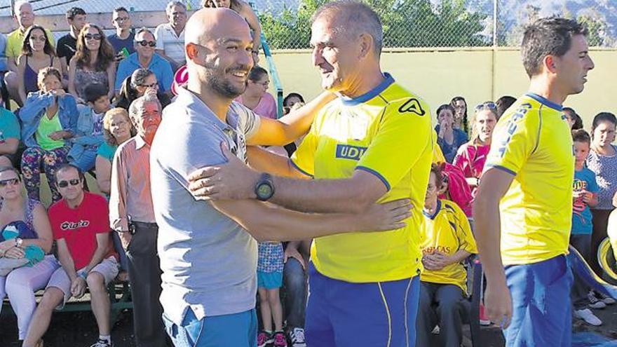 Paco Herrera, a la derecha, saluda al entrenador de la Selección del Sur, Aníbal Díaz, antes del partido. | quique curbelo