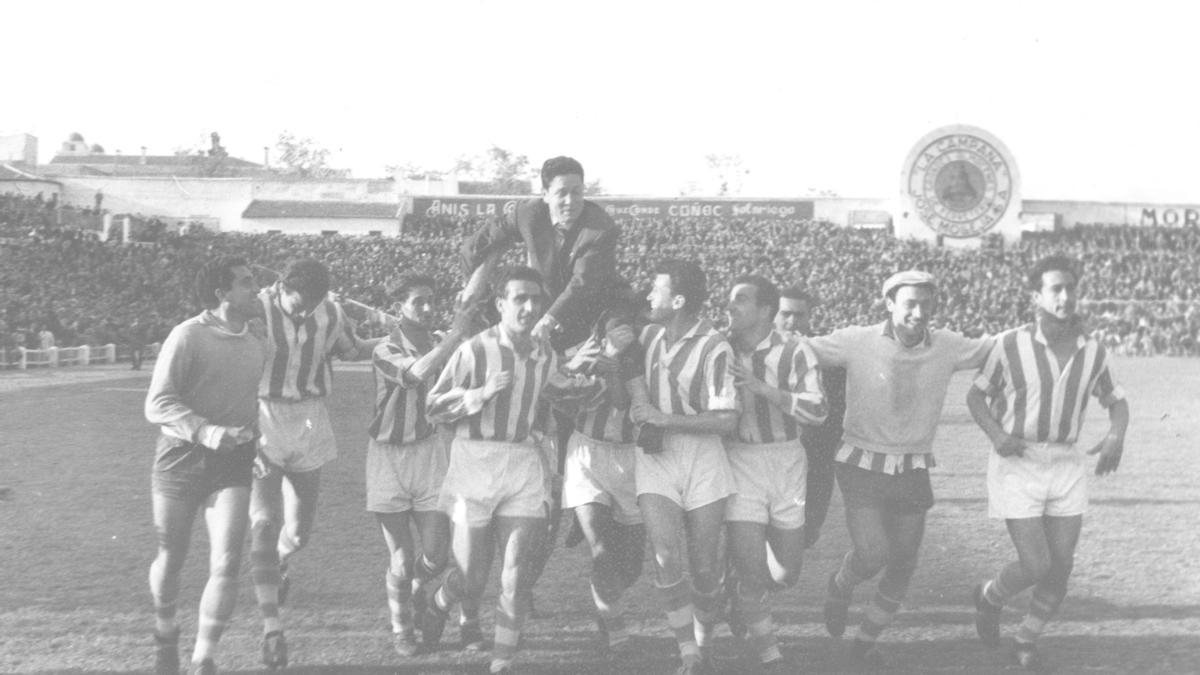 Los jugadores pasean a hombros por El Arcángel al técnico José Juncosa durante la celebración del ascenso en 1956.