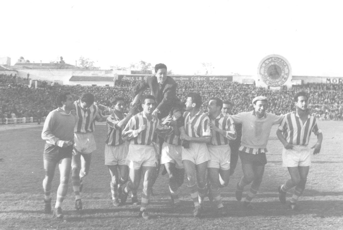 Los jugadores pasean a hombros por El Arcángel al técnico José Juncosa tras el ascenso a Segunda en 1956 ante el Ceuta.