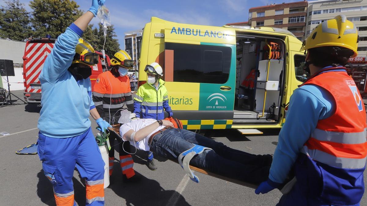 Un equipo del 061 de Córdoba durante el simulacro de un accidente de tráfico.