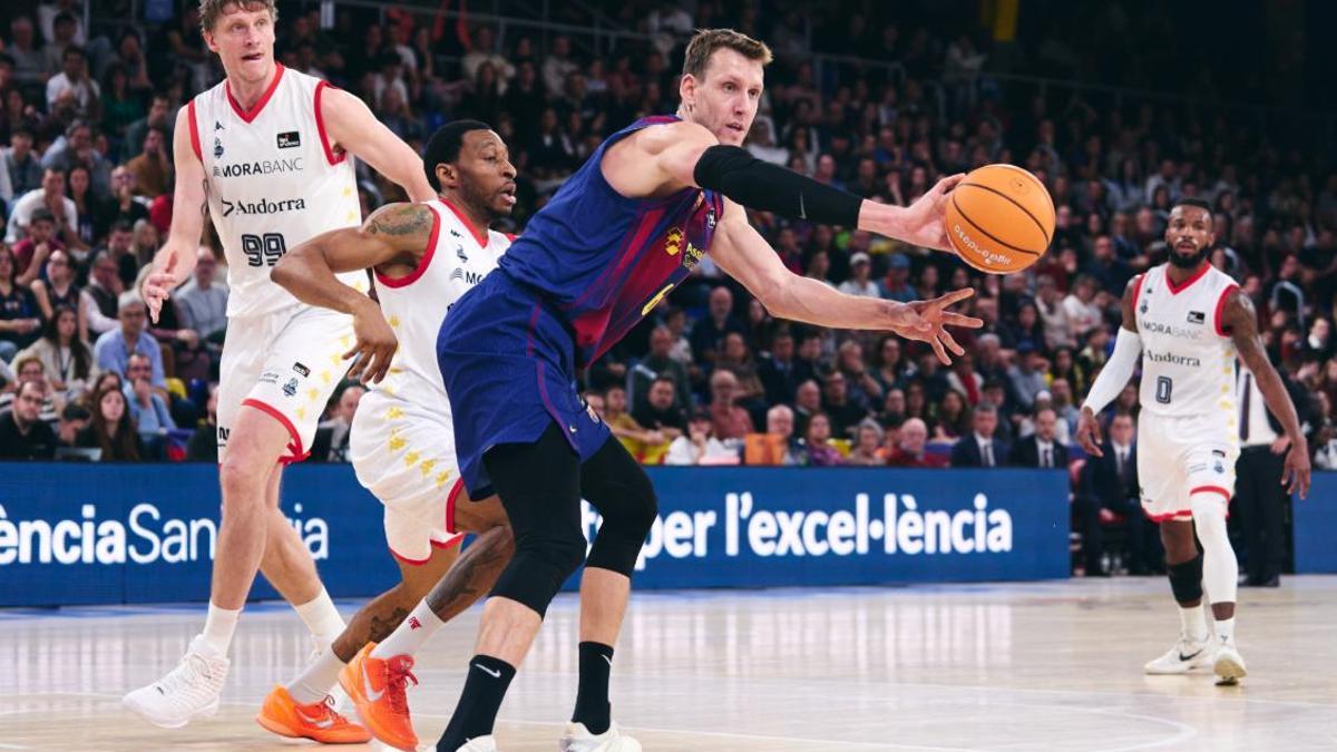 Jan Vesely con el balón frente al Mora Banc Andorra en el Palau.