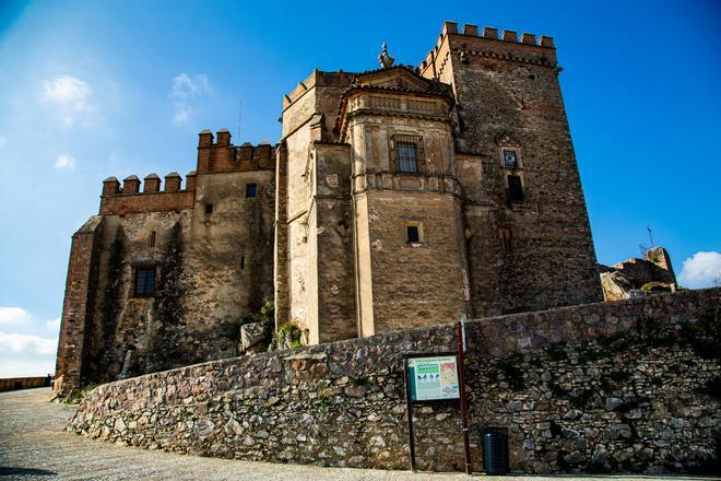 En el pueblo de Huelva que parece sacado de un cuento Disney no podía faltar un castillo.
