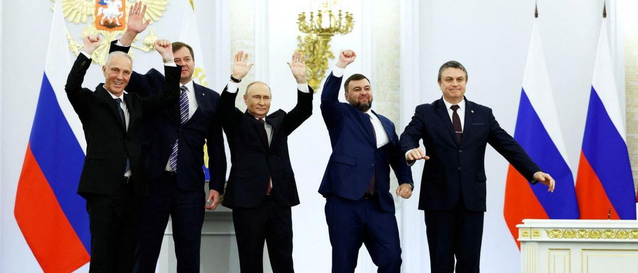Putin, al centre, ahir a Moscou amb els caps prorussos dels territoris annexionats. | REUTERS