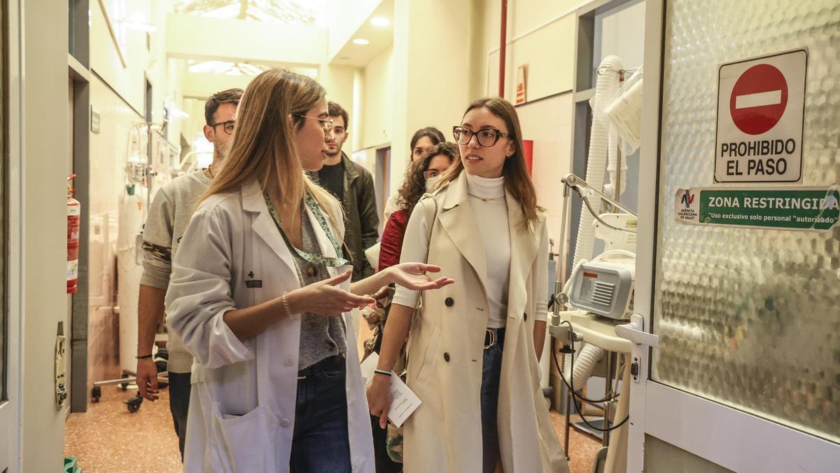 Estudiantes que acaban de aprobar el examen MIR durante una visita en marzo al Hospital de Alicante para conocer cómo es su formación