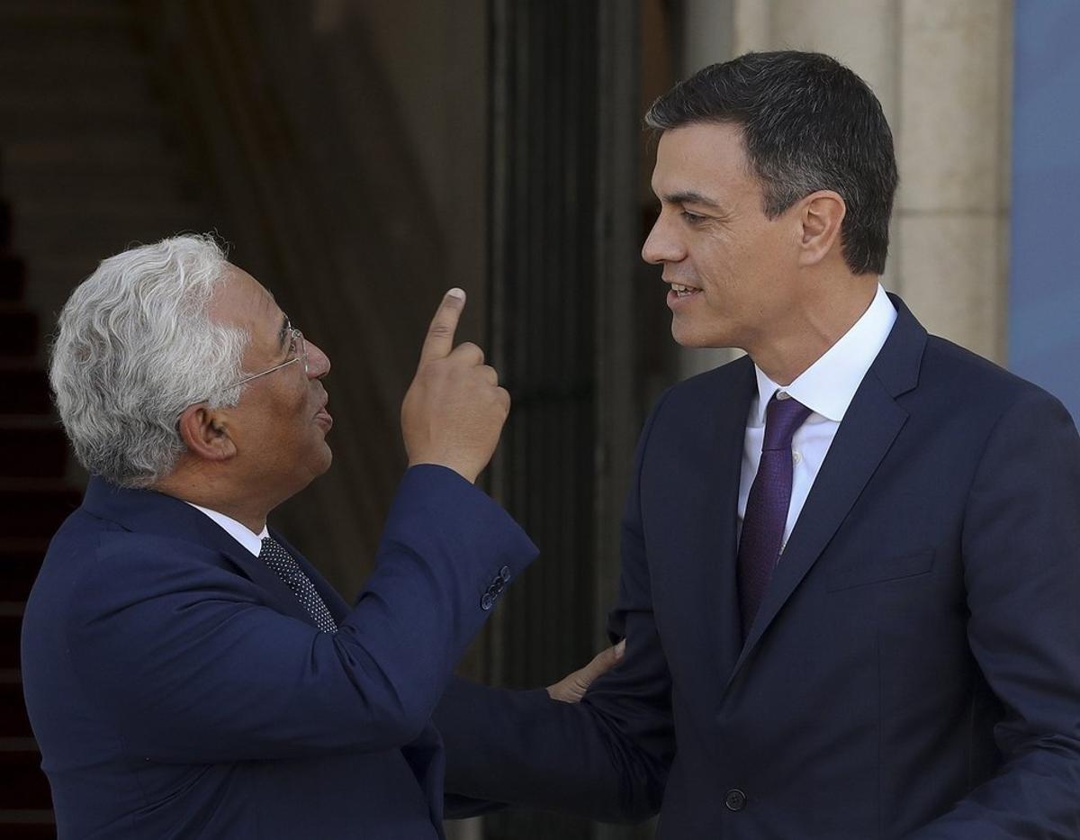 GRAF2212  LISBOA  02 07 2018 - El presidente del Gobierno  Pedro Sanchez  d   conversa con el primer ministro portugues  Antonio Costa  i   durante el encuentro que han mantenido hoy en Lisboa  EFE  Ballesteros