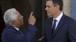 GRAF2212  LISBOA  02 07 2018 - El presidente del Gobierno  Pedro Sanchez  d   conversa con el primer ministro portugues  Antonio Costa  i   durante el encuentro que han mantenido hoy en Lisboa  EFE  Ballesteros