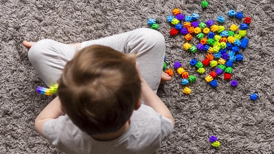 Alertan de la exclusión de niños con autismo de los campamentos de verano