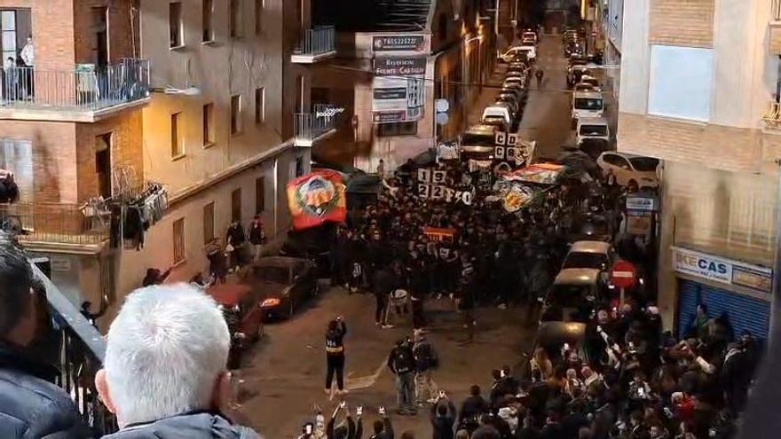 Vídeo: El corteo de la afición del Castellón hacia el SkyFi Castalia antes de su encuentro frente al Racing