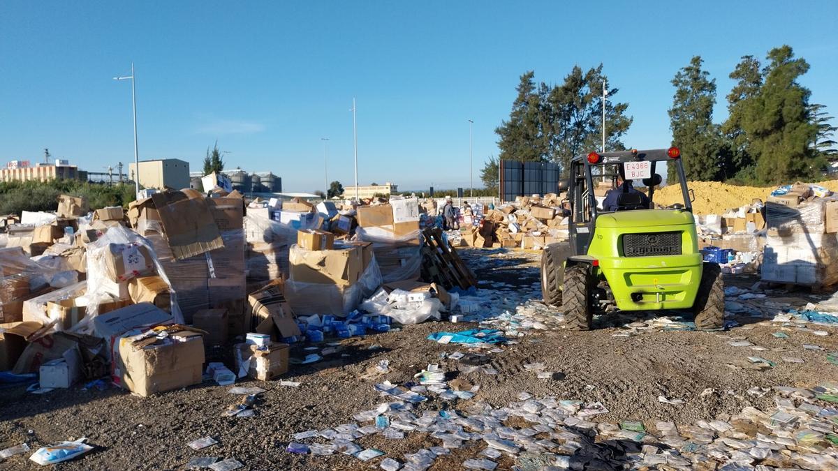 Donaciones acumuladas en la campa, en una imagen de esta semana.