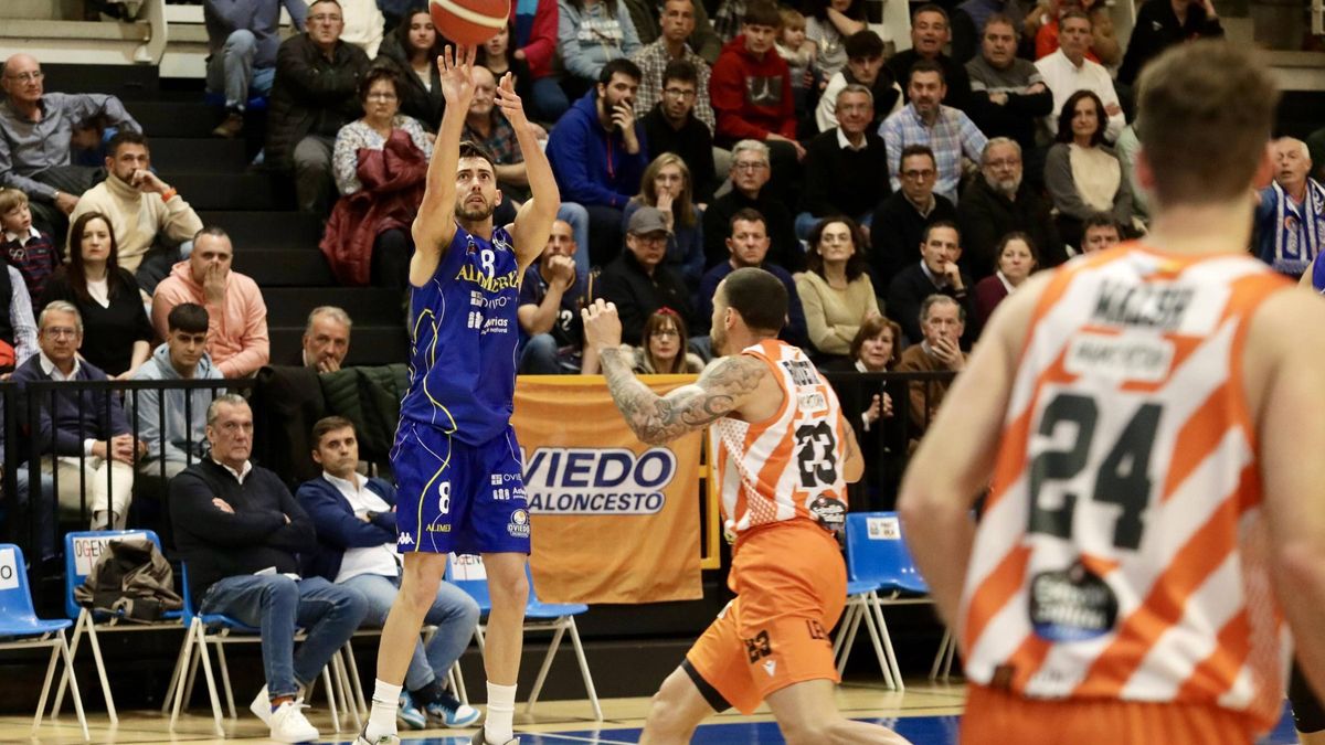 UN MOMENTO DEL PARTIDO / BALONCESTO. ALIMERKA OVIEDO. LEYMA CORUÑA