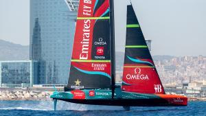 El vaixell de lEmirates Team New Zealand, navegant davant de la costa de Barcelona.