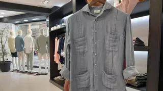 "Formal, pero fresquita": la guayabera es el nuevo icono de la moda municipal malagueña