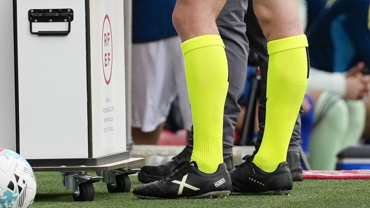 El árbitro de Segunda investigado por violar a una prostituta en Gijón simulando ser policía fue identificado por su teléfono móvil.