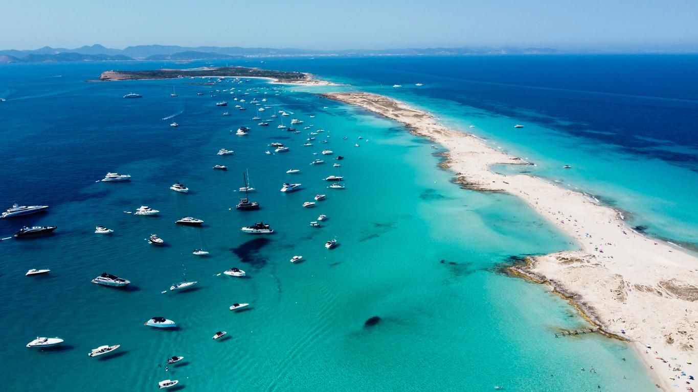 Vista aérea de las playas de Ses Illetes en la isla de Formentera en las Islas Baleares, España.