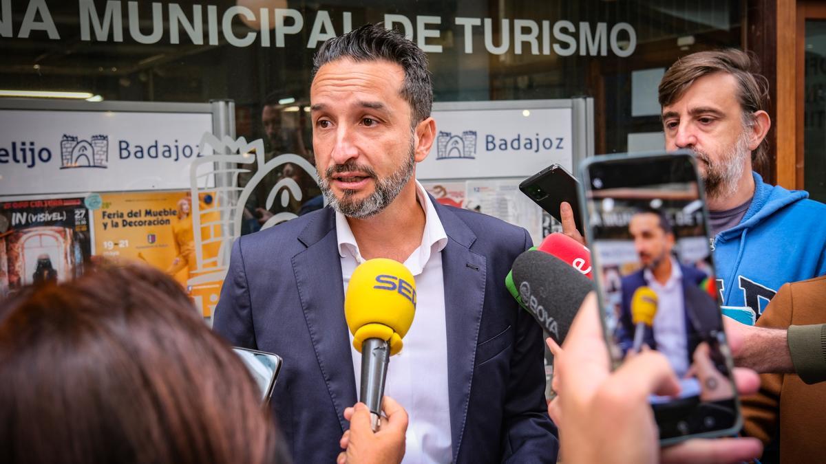 Ricardo Cabezas, ayer, junto a la Oficina de Turismo de Badajoz.