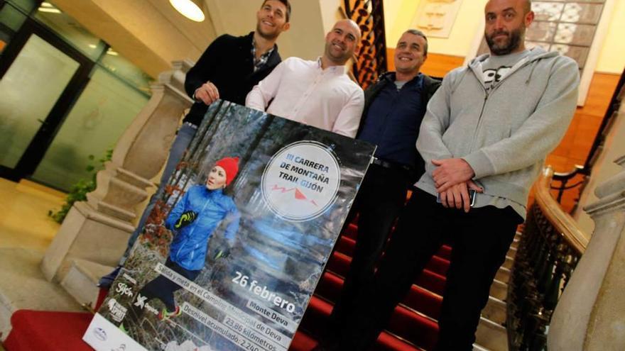 Alejandro Torre, Jesús Martínez, Benito Pastor y David Alonso, con el cartel de la prueba.