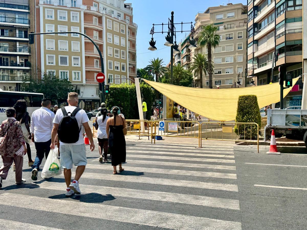 Toldos ya montados en la Plaza de España.