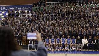 Oviedo Baloncesto se despide de Pumarín con una emotiva foto de familia y más de 600 personas en pista