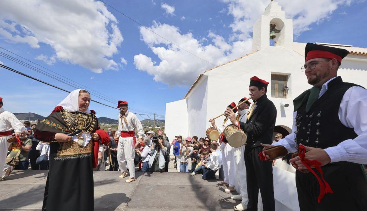 ‘Ball pagès’ frente a la iglesia, justo al lado de los estanques de ses Salines.