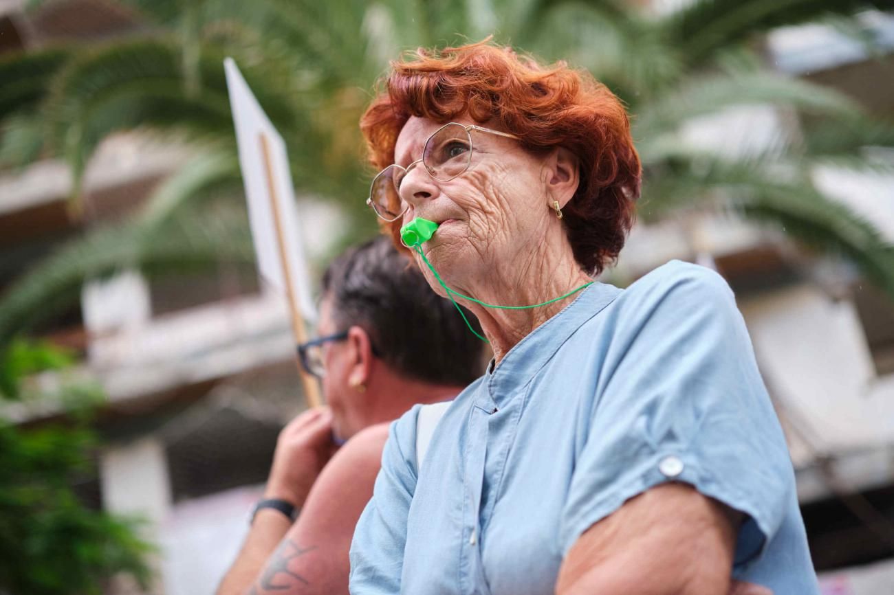 Concentración de protesta junto al edificio Iders, en Puerto de la Cruz