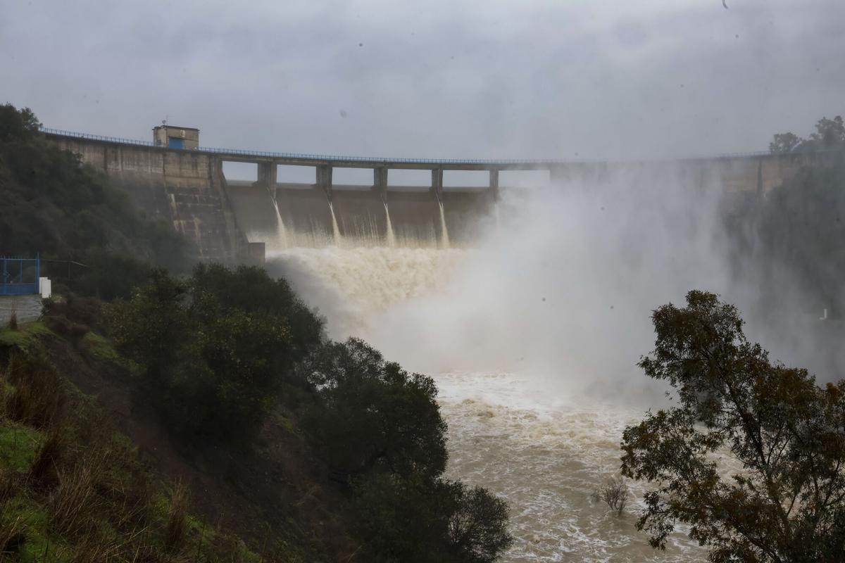 Vista del embalse del Gergal desembalsando agua del río Guadalquivir por las lluvias de estos días.
