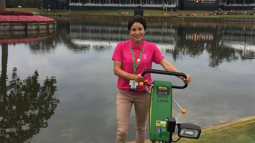 Lara Arias en el dificilísimo hoyo del campo TPC Sawgrass de Florida.