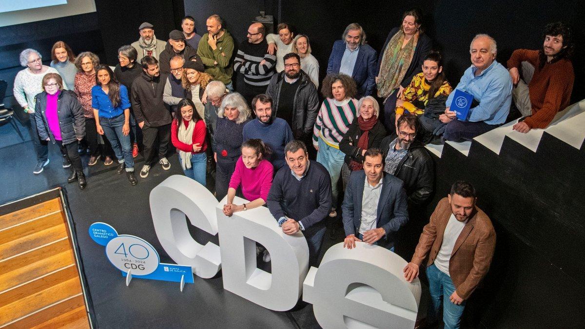 Representantes artísticos y políticos junto a demás integrantes de la familia del CDG, en el Salón Teatro, en Santiago.