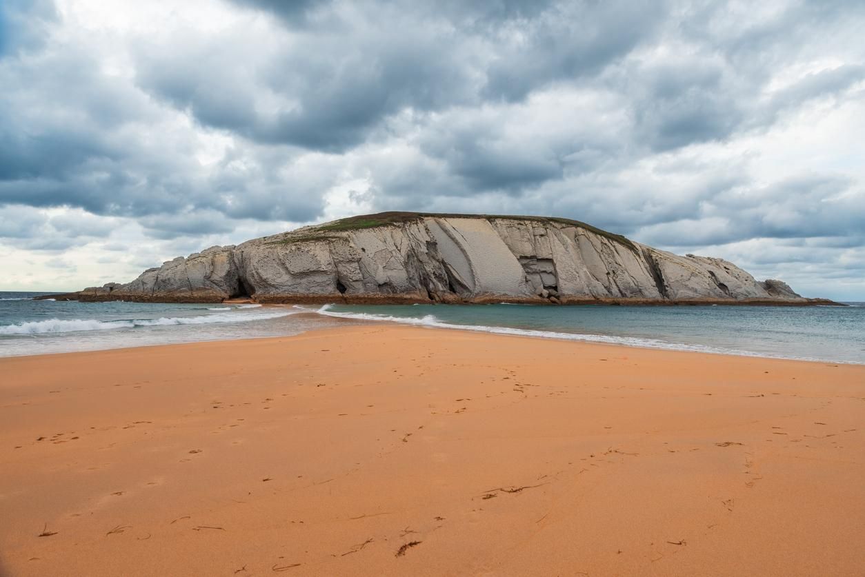 Isla del Castro con playa de arena Covachos, Santander, Cantabria, España.