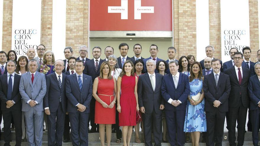 La Reina Letizia, en la foto de familia con autoridades y directores, junto a la presidenta de la Junta de Andalucía, Susana Díaz, y, a la derecha, el ministro de Asuntos Exteriores, Alfonso Dastis, y Juan Manuel Bonet, director del Instituto Cervantes. // Efe