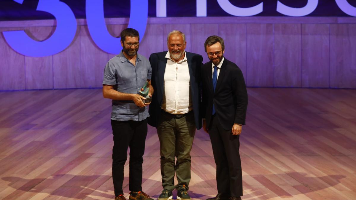 Miguel Cordero, director de la Muestra de cine de Ascaso, y Néstor Prades han recibido el premio Aragonés del Año de Cultura de la mano de Aitor Moll