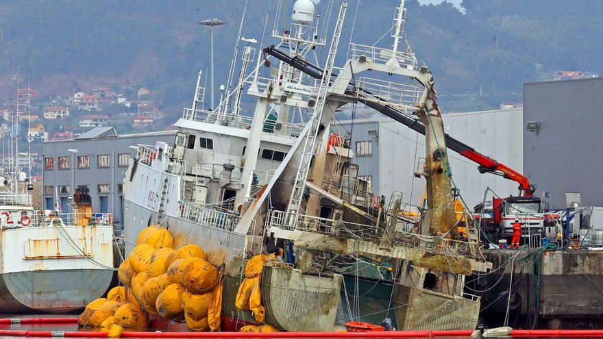 El “Baffin Bay”, reflotado tras el incendio que sufrió en un muelle de Vigo. | // MARTA G. BREA