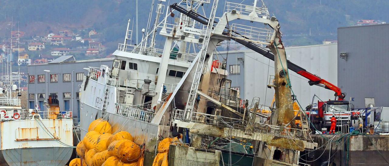 El “Baffin Bay”, reflotado tras el incendio que sufrió en un muelle de Vigo.   | // MARTA G. BREA