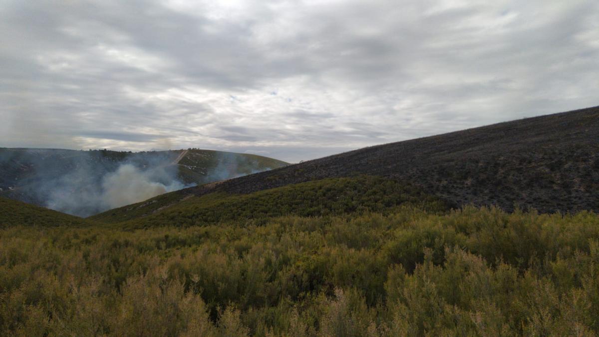 Parte de la superficie ya arrasada por las llamas en la parroquia de Pentes