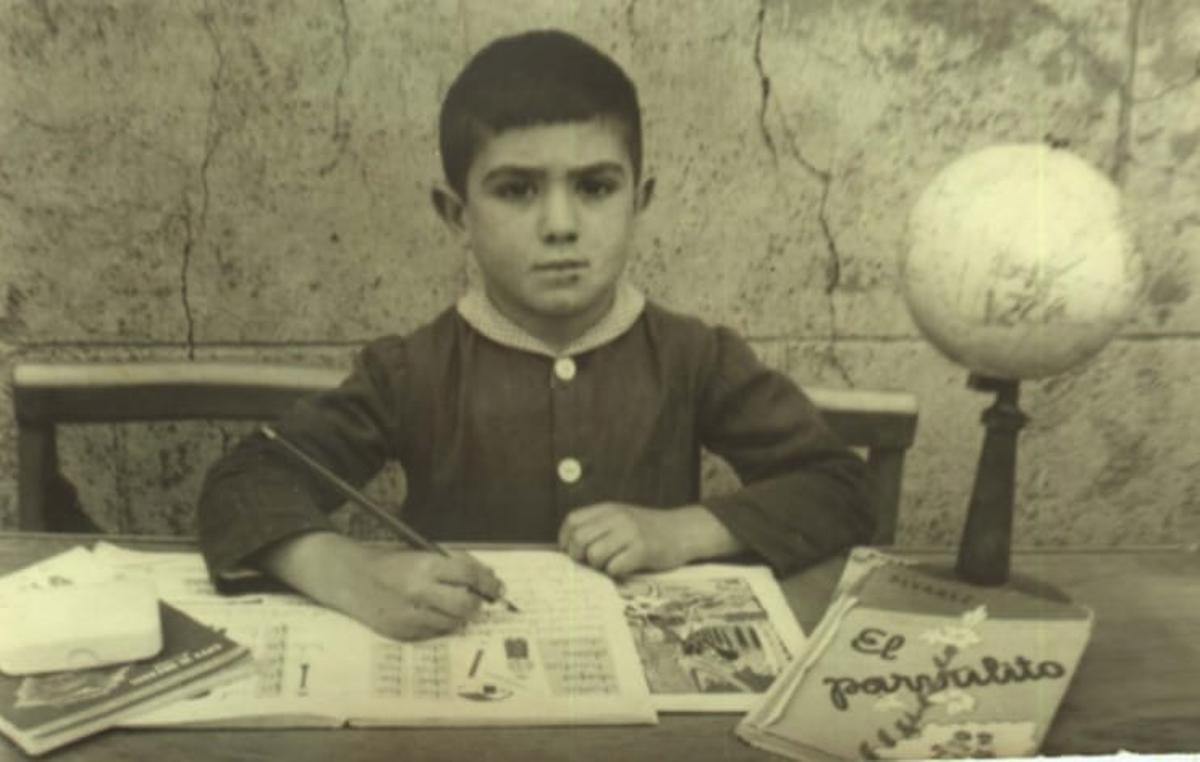 Un estudiante posa en una escuela rural.