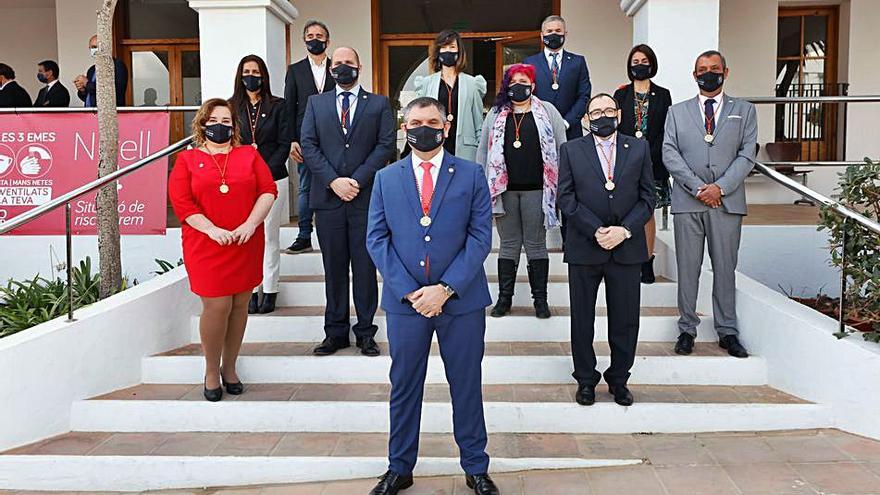 El flamante alcalde de Sant Josep posa junto a los diez concejales de su equipo de gobierno. 