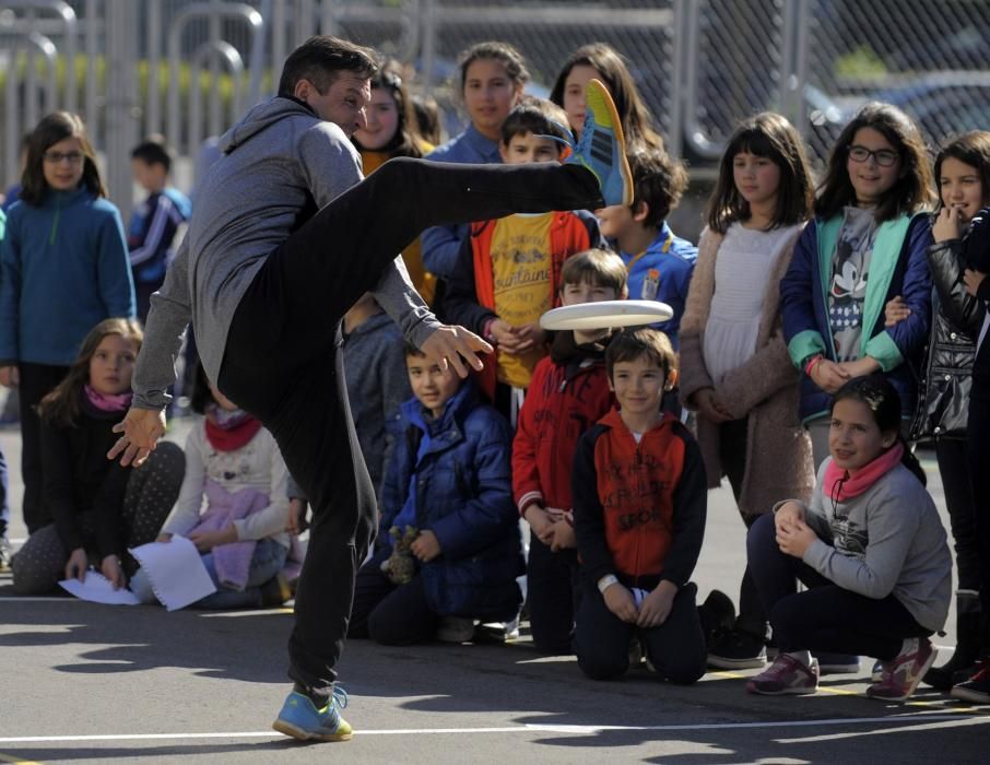 Exhibición de disc golf en al colegio La Gesta II