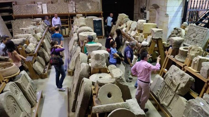 Visitantes en un recorrido al almacén de Santa Lucía