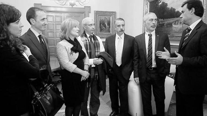 El presidente y los diputados de Cultura y Turismo conversan con la nueva directiva de la Junta de Cofradías.