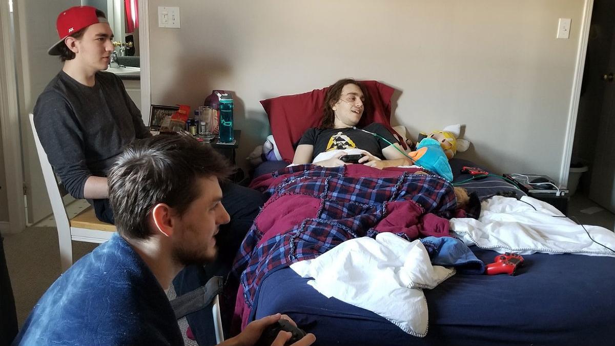 Chris Taylor juga desde su cama junto a unos amigos a 'Super Smash Bros Ultimate', que Nintendo no lanzará hasta finales de año.