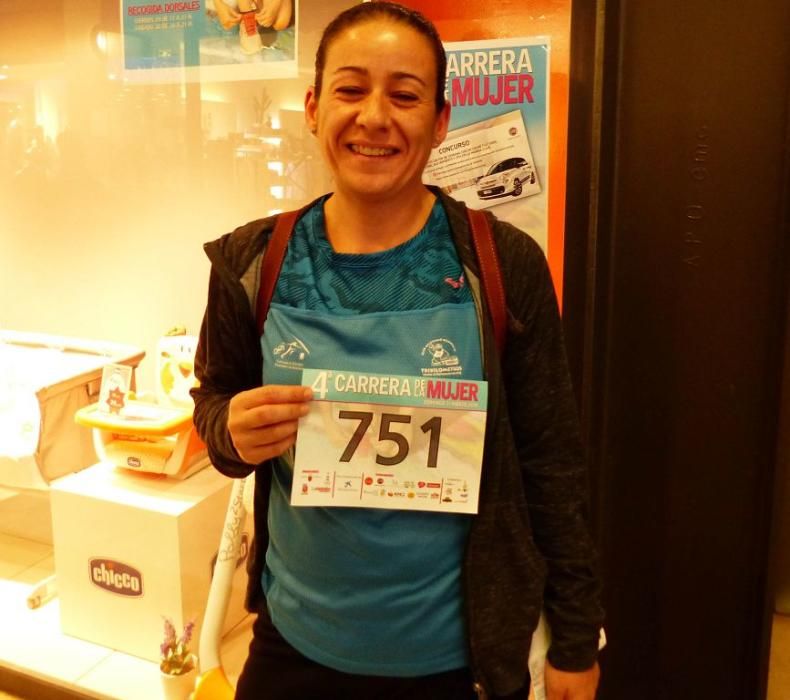 Recogida de dorsales en el Thader para la IV Carrera de la Mujer