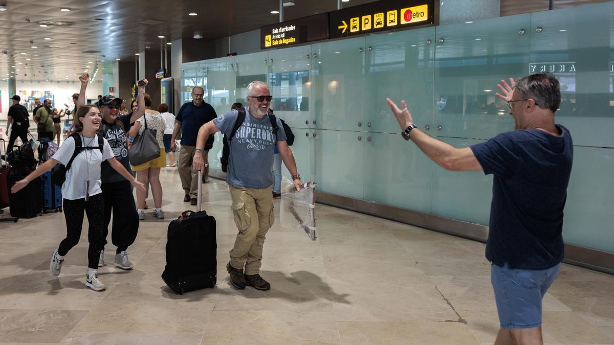 Alegría de los tres turistas valencianos evacuados de Etiopía en el reencuentro con su familia en Manises.