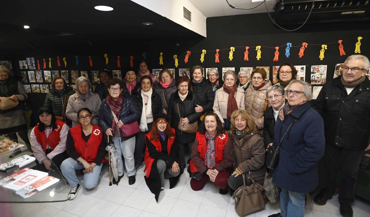 Participantes del proyecto y voluntarias de Cruz Roja, en la inauguración de la muestra.