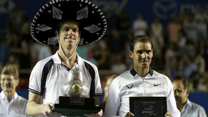 Querrey y Nadal, ayer tras la final de Acapulco.