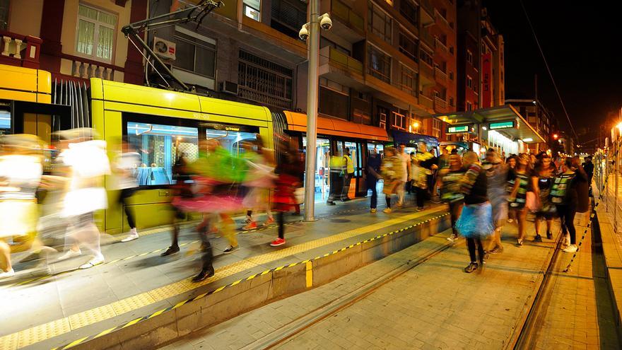 66 horas de tranvía doble en Tenerife para trasladar a los carnavaleros