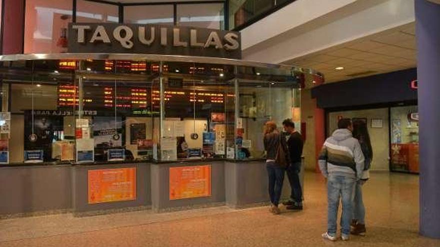 Entrada a los cines de Vialia en la estación de tren.  // Rafa Vázquez