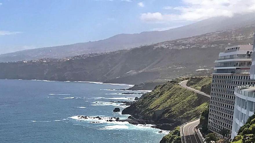 La piscina de la Laja de la Sal se ubica bajo la carretera del Este. | | R.S.