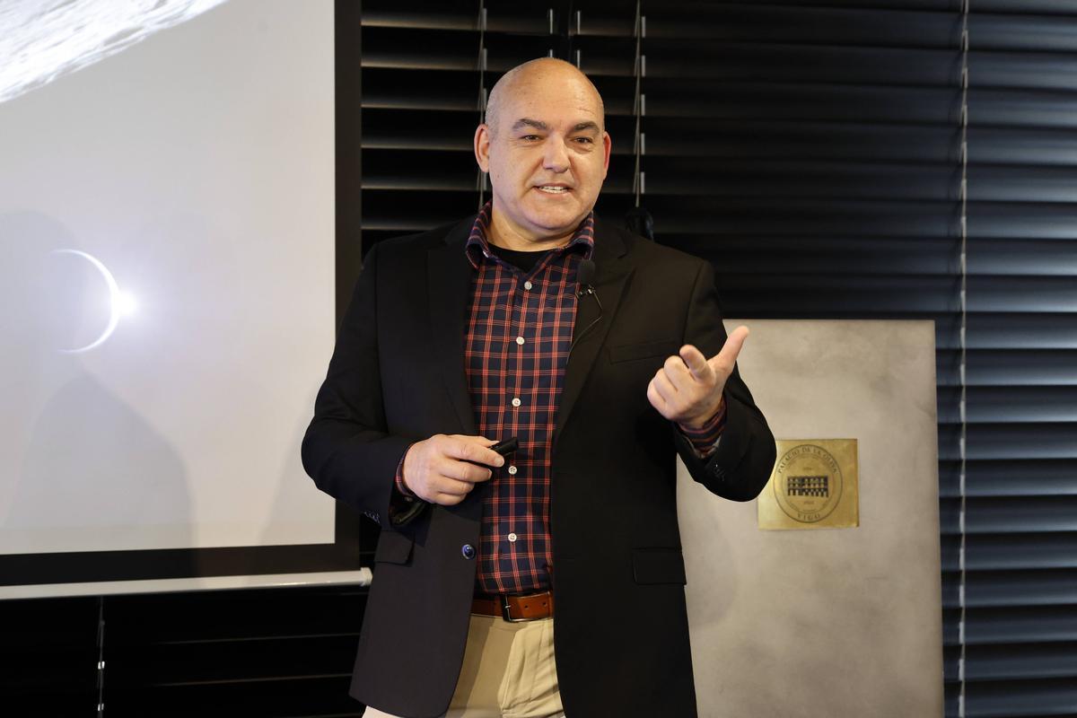 Vigo (Palacio de la Oliva). Charla de Carlos García Galán, director del programa Base Lunar de la NASA