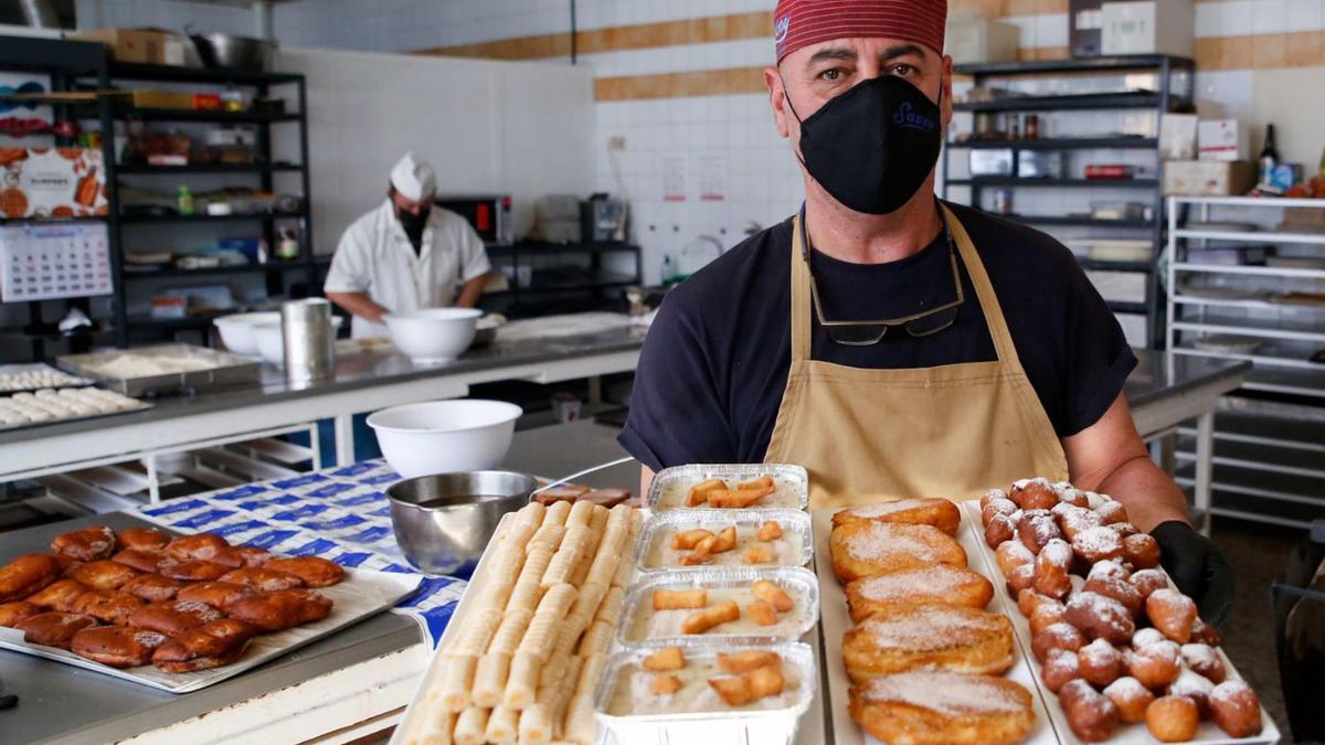 El obrador de Savoy, en pleno proceso de fabricación de los dulces típicos del Día de los Santos.