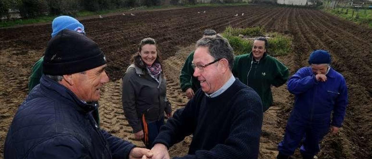 Participantes en la plantación con el párroco José Aldao. // Iñaki Abella